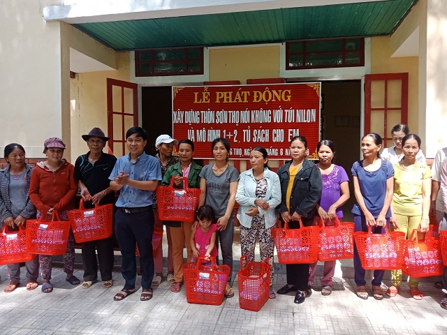 Người dân Sơn Thọ được tặng giỏ xách, hộp nhựa để đi chợ (Ảnh: Internet)