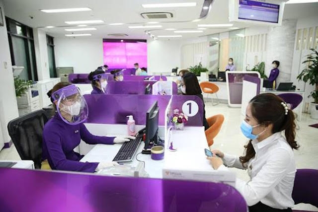 TPBank cũng là một trong số ít doanh nghiệp trang bị đồ bảo hộ chống dịch cho đội ngũ nhân viên của mình