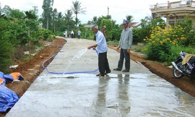 Người dân hưởng ứng phong trào xây dựng đường nông thôn mới (Ảnh: Internet)