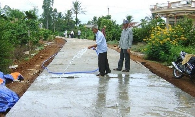 Người dân hưởng ứng phong trào xây dựng đường nông thôn mới (Ảnh: Internet)