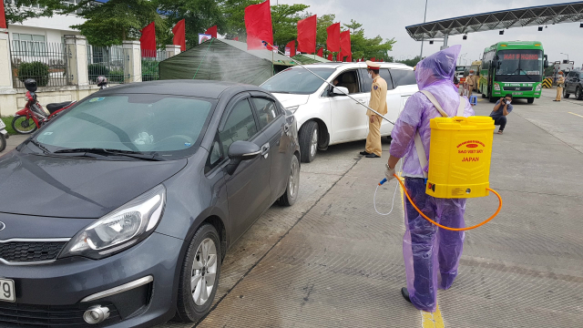 Khử khuẩn xe vào Thành phố tại cao tốc Hà Nội-Hải Phòng, cửa khẩu số 2