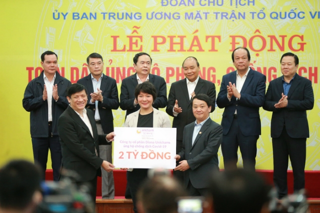 Bà Eriko Sato – Trưởng phòng Tiếp Thị Người Tiêu Dùng của Diana Unicharm – trao ủng hộ qua Ủy Ban Trung Ương Mặt Trận Tổ Quốc Việt Nam