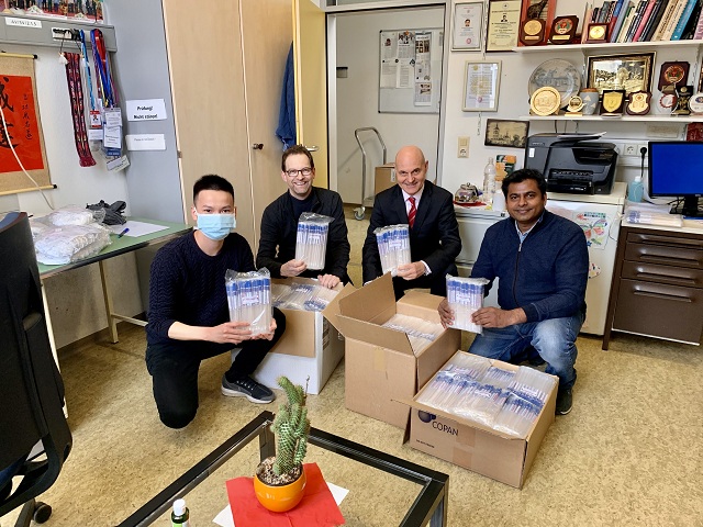 Sau khi vận chuyển thành công tới Tuebingen (từ trái qua phải): Bs. Bùi Văn Long (Bệnh viên Trung ương Quân đội 108/VG-CARE, Hà Nội), TS. Carsten Köhler (Viện nghiên cứu Y học nhiệt đới – Đại học Tuebingen), GS. TS. Peter Kremsner (Giám đốc Viện nghiên cứu Y học nhiệt đới), GS. TS. Thirumalaisamy P. Velavan (Trưởng nhóm nghiên cứu tại Viện nghiên cứu Y học nhiệt đới và Đồng Giám đốc Trung tâm VG-CARE).