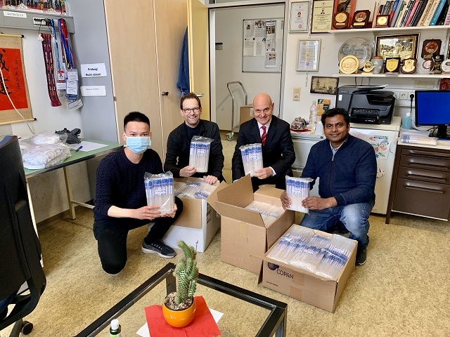 Sau khi vận chuyển thành công tới Tuebingen (từ trái qua phải): Bs. Bùi Văn Long (Bệnh viên Trung ương Quân đội 108/VG-CARE, Hà Nội), TS. Carsten Köhler (Viện nghiên cứu Y học nhiệt đới – Đại học Tuebingen), GS. TS. Peter Kremsner (Giám đốc Viện nghiên cứu Y học nhiệt đới), GS. TS. Thirumalaisamy P. Velavan (Trưởng nhóm nghiên cứu tại Viện nghiên cứu Y học nhiệt đới và Đồng Giám đốc Trung tâm VG-CARE).