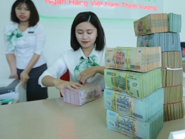 Nhiều ngân hàng vừa cam kết xem xét giảm 2%-2,5% lãi suất cho vay đối với khách hàng bị ảnh hưởng bởi dịch Covid-19 (Ảnh minh hoạ: Internet)