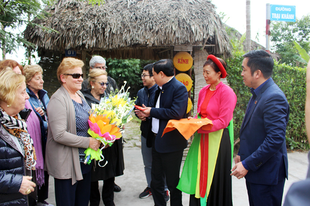 Chị Mến (thứ 2 từ phải sang) đang đón tiếp khách du lịch quốc tế