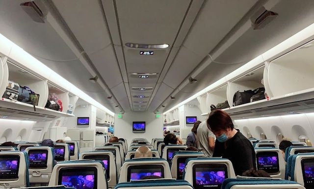 Các hãng hàng không sử dụng máy bay cỡ to để bố trí hành khác ngồi cách nhau ít nhất một ghế nhằm đảm bảo cách ly chống dịch bệnh (Ảnh: Thanh Hoa)