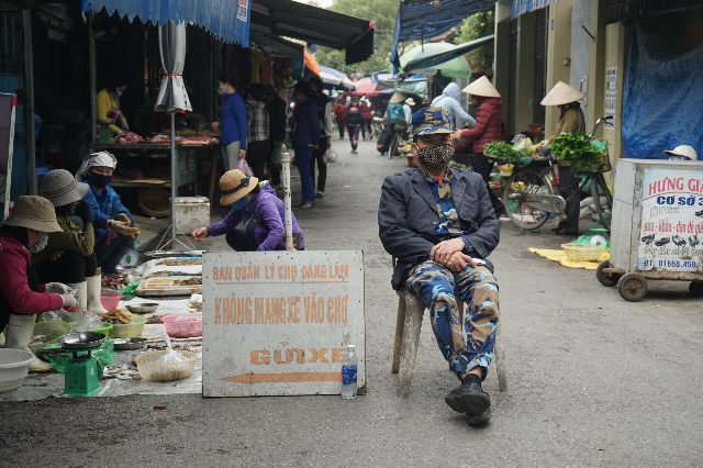 Nhiều tiểu thương tại các chợ cóc Hải An kiên quyết không bán hàng cho người không đeo khẩu trang