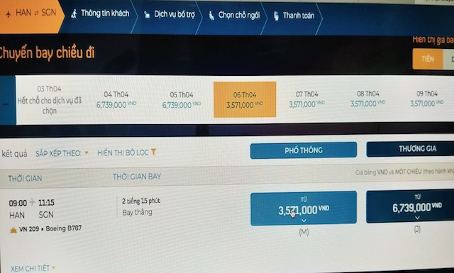 Giá vé máy bay chặng Hà Nội - TP.HCM tăng gấp 7 lần so với thời điểm cuối tháng 3 (Ảnh: Thanh Hoa)