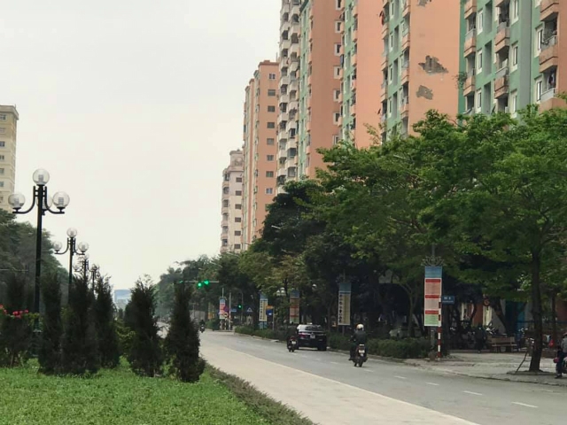 Phố Nguyễn Cơ Thạch được gọi là phố tài chính, nhiều phòng giao dịch ngân hàng vẫn mở cửa, nhưng hôm nay là ngày đầu thực hiện Chỉ thị 16 của Thủ tướng Chính phủ nên nhiều người dân hạn chế ra đường