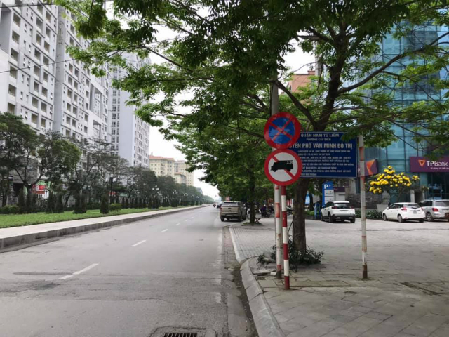 Đường phố vắng vẻ ít người qua lại