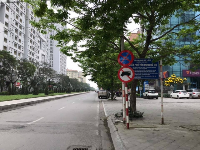 Đường phố vắng vẻ ít người qua lại