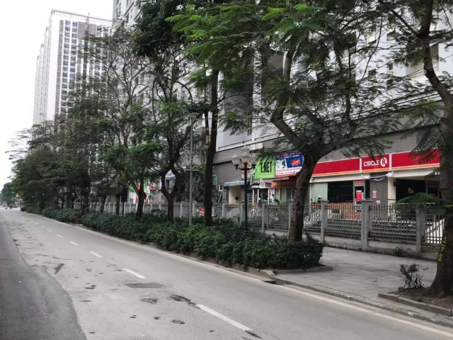 Nhiều cửa hàng bên dự án khu đô thị Mỹ Đình 2 cửa đóng then cài