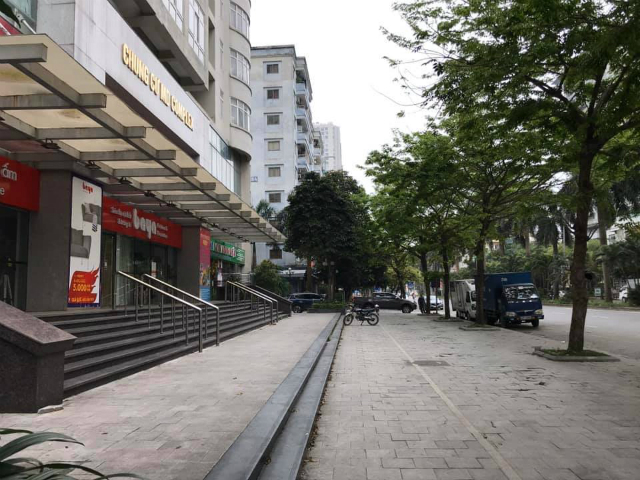 Các cửa hàng tại khu đô thị Mỹ Đình 1 nằm trên phố Hàm Nghi cũng trong tình cảnh tương tự