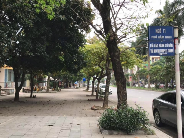 Trên vỉa hè phố Hàm Nghi không một bóng người, các cửa hàng đều đóng cửa im lìm