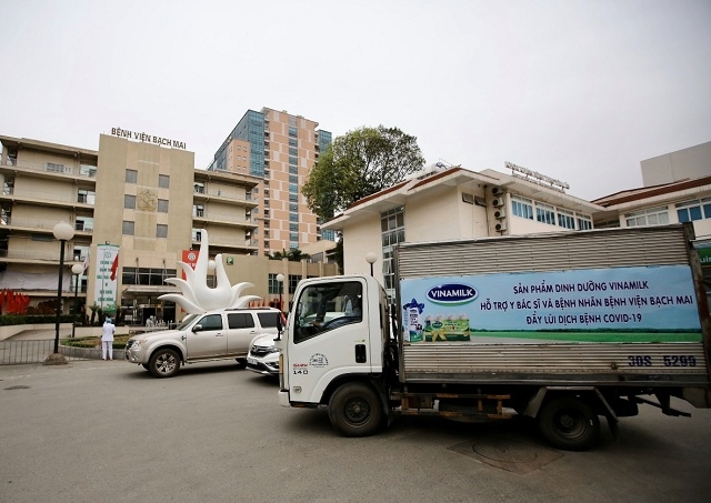Vinamilk đã tổ chức ngay các chuyến xe đưa sản phẩm sữa đến Bệnh viện Bạch Mai trong ngày 31/3 và những ngày sắp tới