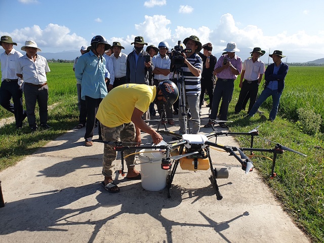 Phun thuốc BVTV bằng máy bay không người lái giúp bảo đảm an toàn lao động cho nông dân (Ảnh Tư liệu)