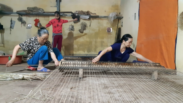 Bà Ga tranh thủ dệt chiếu trong những lúc nhàn rỗi để nâng cao thu nhập