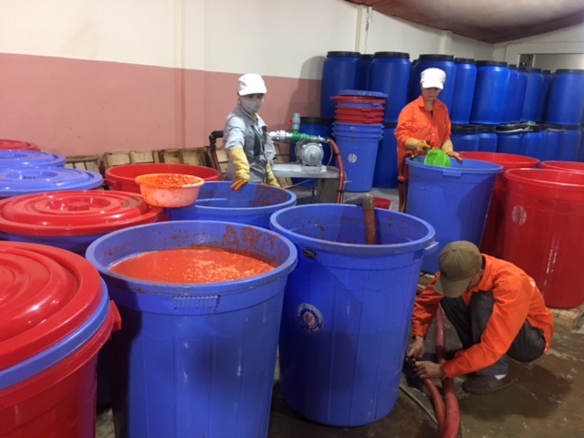 HTX Hoa Lợi sản xuất tương ớt theo công nghệ lên men cổ truyền nên bảo đảm an toàn lao động (Ảnh: Internet)