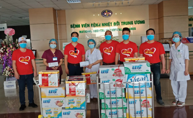 400 thùng nước khoáng Vital và nước khoáng trái cây Leo gửi tới bệnh viện Nhiệt đới Trung ương cơ sở 2 ngày 27/3