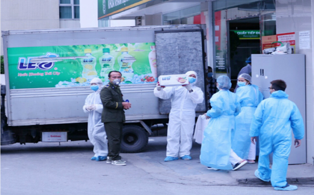 300 thùng nước khoáng Vital và Leo các loại đã được gửi tới bệnh viện Bạch Mai ngày 30/03/2020