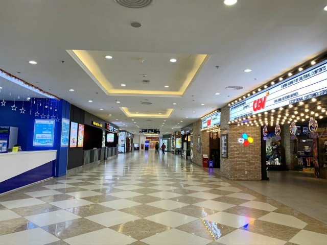 Do ảnh hưởng của dịch Covid-19, các TTTM đều sụt giảm khách dẫn đến nhiều cửa hàng phải đóng cửa (Ảnh: Internet)