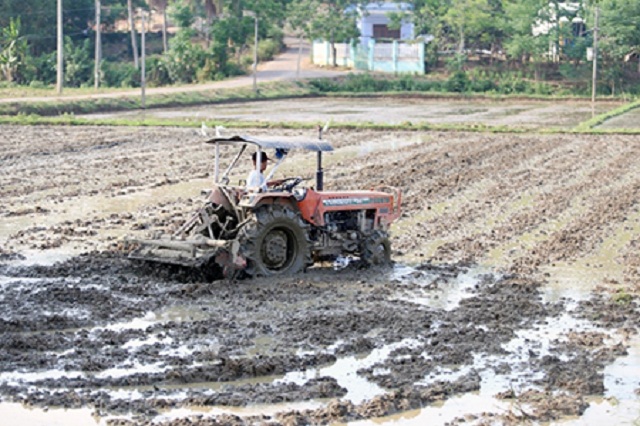 Người dân xã Hòa Nhơn đang từng bước đưa cơ giới hóa vào sản xuất nông nghiệp (Ảnh Tư liệu)