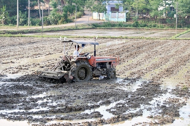 Người dân xã Hòa Nhơn đang từng bước đưa cơ giới hóa vào sản xuất nông nghiệp (Ảnh Tư liệu)