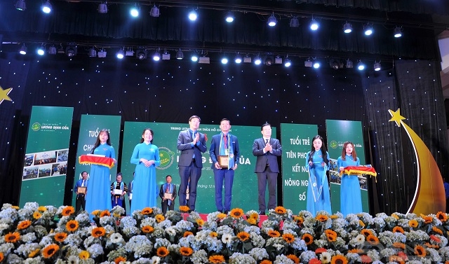 Với những đóng góp lớn trong phát triển sản xuất nông nghiệp, anh Phạm Văn Khôi vinh dự được nhận Giải thưởng Lương Định Của năm 2019 (Ảnh: Tư liệu)