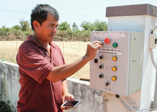 Hệ thống tưới tự động ứng dụng công nghệ cao HTX Tuấn Tú đang áp dụng trong trồng măng tây xanh (Ảnh tư liệu)