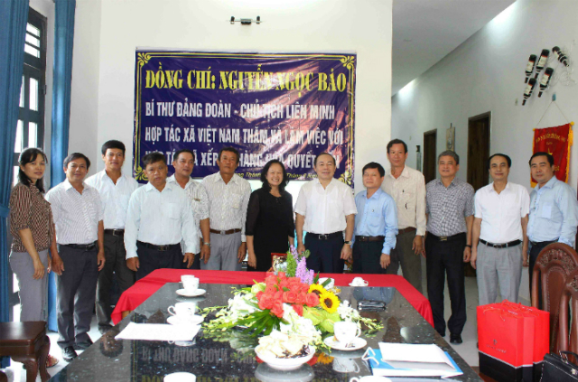 Chủ tịch Liên minh HTX Việt Nam Nguyễn Ngọc Bảo trong một lần đến làm việc tại HTX Quyết Tiến