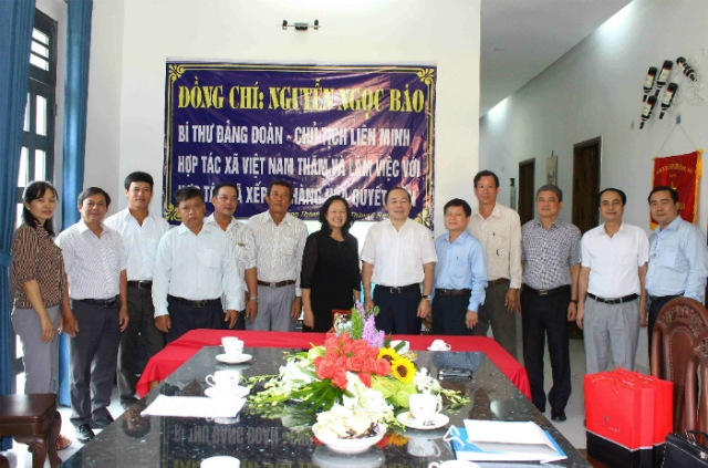 Chủ tịch Liên minh HTX Việt Nam Nguyễn Ngọc Bảo trong một lần đến làm việc tại HTX Quyết Tiến