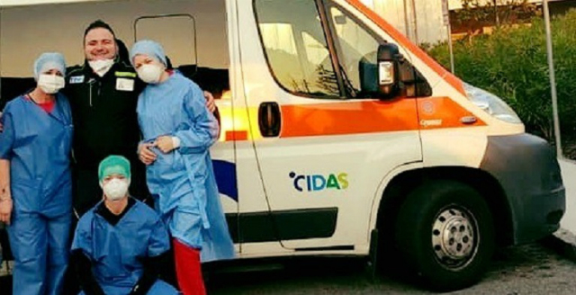 Các thành viên HTX hỗ trợ cho những người dân đã và đang bị tổn thương trước đại dịch Covid-19.