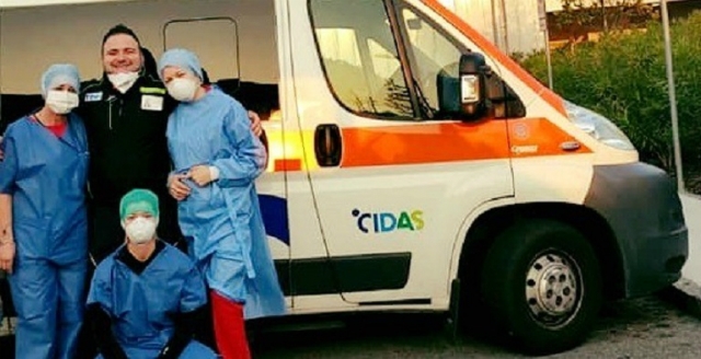 Các thành viên HTX hỗ trợ cho những người dân đã và đang bị tổn thương trước đại dịch Covid-19.