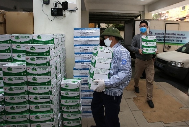 Hơn 20.000 sản phẩm sữa đã được Vinamilk gửi tặng đến các cán bộ, nhân viên, chuyên viên của Viện Vệ sinh dịch tễ Trung ương đang hàng ngày chiến đấu với dịch Covid-19