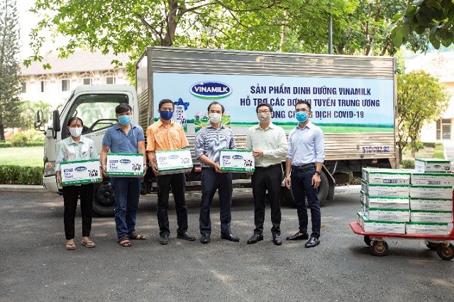 Cũng trong ngày 8/4, các sản phẩm Vinamilk cũng đã được trao tận tay hơn 300 cán bộ, nhân viên đang công tác tại Viện Pasteur TP.HCM
