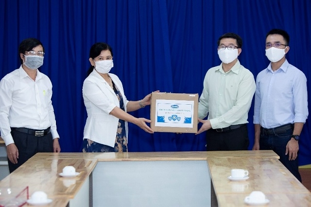 Vinamilk trao tặng cho Sở Y tế TP.HCM 2.000 bộ đồ bảo hộ cùng 1.000 chiếc khẩu trang chuyên dụng để hỗ trợ các nhân viên y tế và các y bác sĩ tuyến đầu phòng, chống dịch