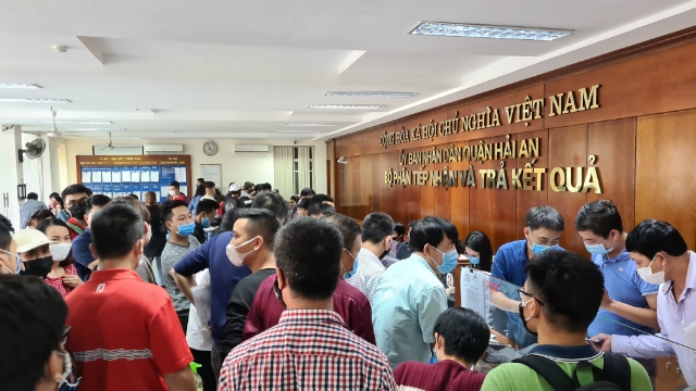 Hàng trăm người phải nhốt mình nơi 1 cửa để làm thủ tục cấp giấy xác nhận cho từng xe, liệu công tác phòng lây nhiễm Covid-19 có hiệu quả?