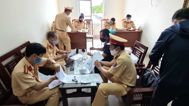 Cảnh sát Giao thông cấp giấy xác nhận ra vào thành phố cũng bị quá tải