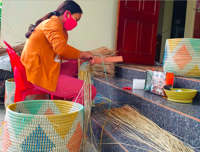 Các mặt hàng, đồ dùng gia dụng được làm từ mây tre đan thân thiện với môi trường (Ảnh IT)