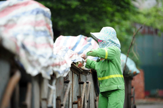 Công nhân vệ sinh của HTX Thành Công tích cực thu gom rác những ngày dịch Covid-19 (Ảnh: TL)