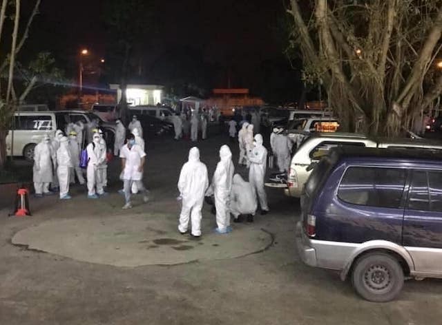 Đội ngũ y tế về lấy mẫu xét nghiệm toàn bộ người dân thôn Hạ Lôi, xã Mê Linh