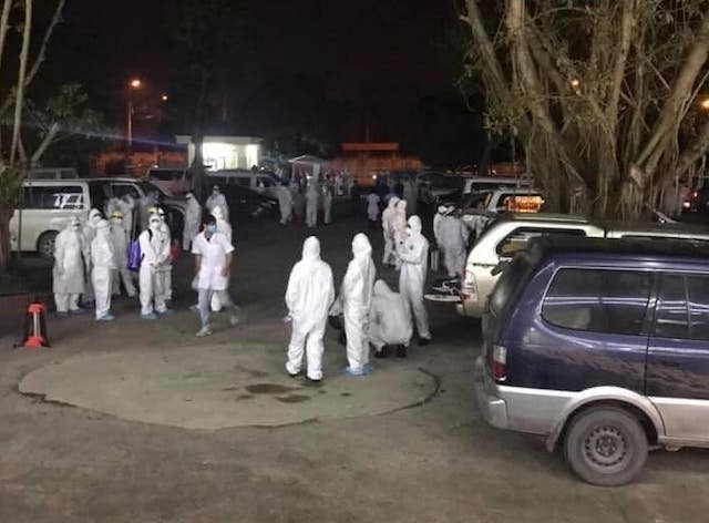 Đội ngũ y tế về lấy mẫu xét nghiệm toàn bộ người dân thôn Hạ Lôi, xã Mê Linh