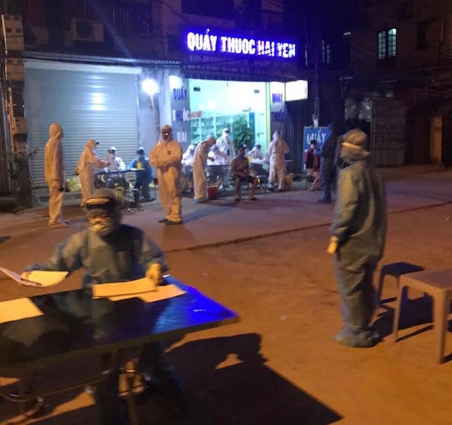 Người dân thôn Hạ Lôi tích cực phối hợp với các cán bộ y tế