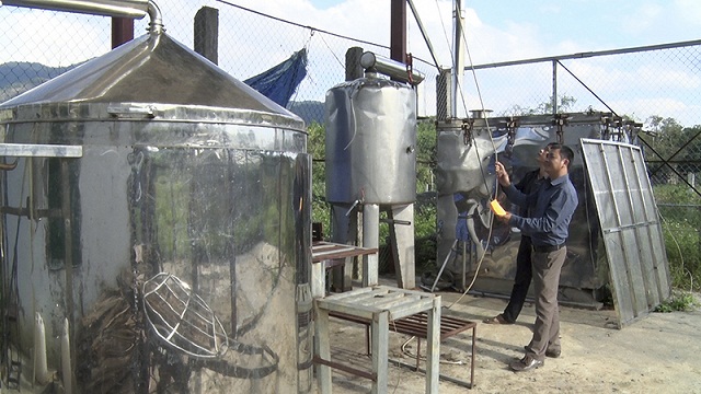 Xưởng chiết xuất tinh dầu sử dụng điện của HTX Vanpa (Ảnh: Tư liệu)