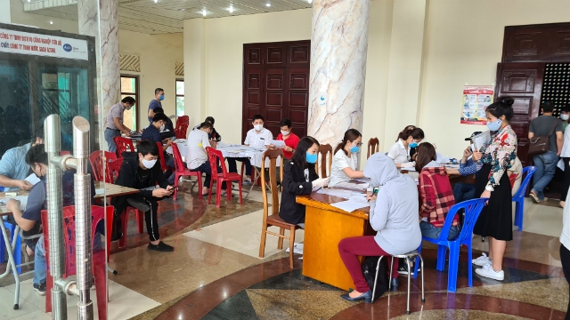 Sáng 11/4, các DN chỉ việc đến 1 địa điểm để làm thủ tục xin cấp giấy phép ra vào thành phố vì các cơ quan chức năng đã tập trung theo quy trình để phục vụ DN