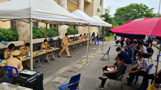 Tuy nhiên, đến cuối giờ sáng, việc cấp giấy xác nhận đã được UBND TP Hải Phòng ra thông báo dừng