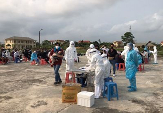 Cán bộ Liên minh HTX tỉnh Ninh Bình tích cực vào cuộc cùng với các cơ quan chức năng phòng dịch Covid - 19.