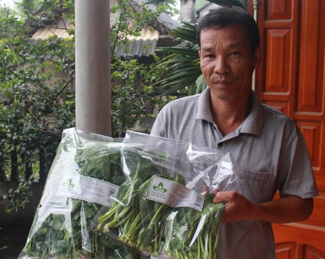 Ông Nguyễn Mạnh Huân giới thiệu sản phẩm rau an toàn có tem mác truy xuất nguồn gốc (Ảnh: TL)