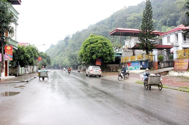 Đoạn đường đi qua xã Quang Kim luôn sạch sẽ nhờ ý thức bảo vệ môi trường của người dân (Ảnh: TL)